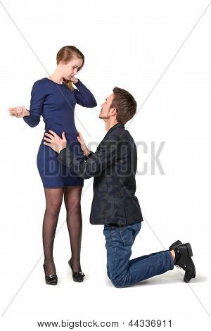 คนจะนั่งกับหญิงสาว การขออภัย