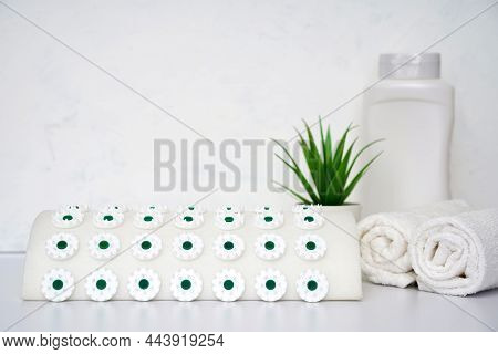 Acupuncture Massage Pillow With Green White Micro Needles And Magnets To Improve Blood Circulation, 