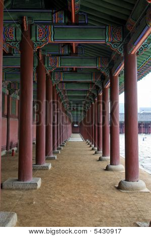 Při pohledu dolů A řadou sloupů