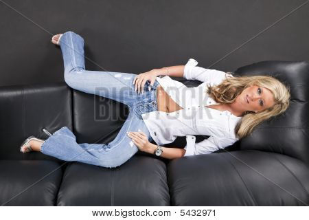 Rubia modelo en sofá