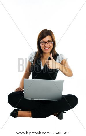 Mulher feliz com Laptop