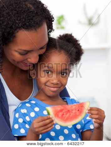 Retrato de uma menina sorridente, comer fruta