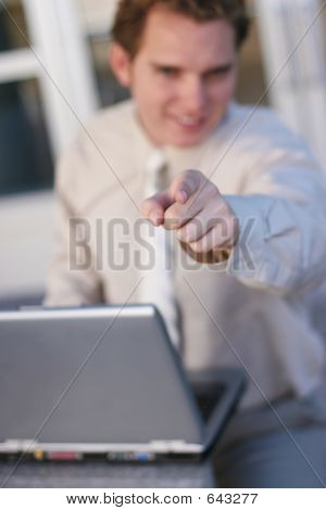 Biznesmen z laptopa 