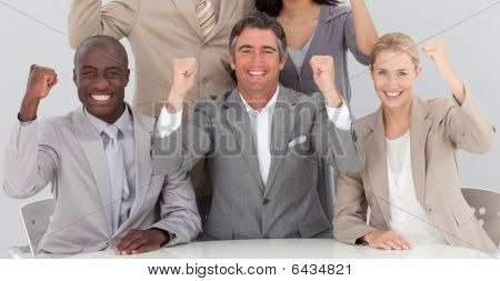 Equipo de negocio feliz celebrando un éxito