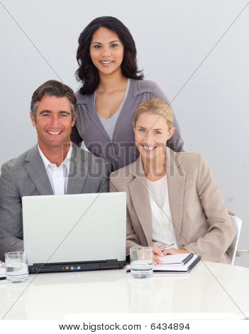 Sonriente equipo de negocio, trabajando en la oficina