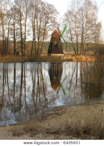 Větrný mlýn na ostrově