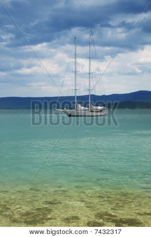 Due-albero Yacht