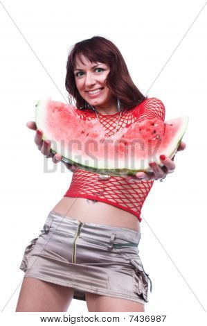 La ragazza offre un melone