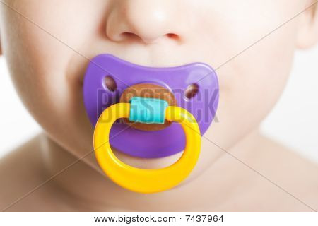 Kind mit Baby Schnuller