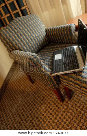 Cadeira e Notebook