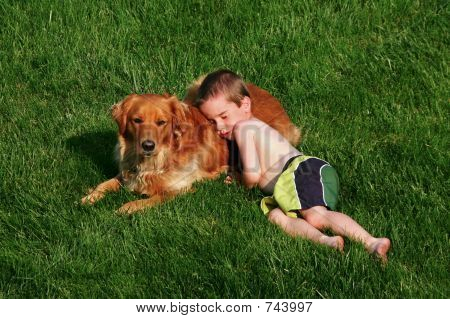 犬に眠っている男の子