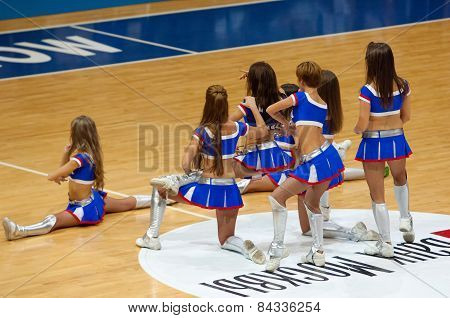 Dancing Cheerleaders