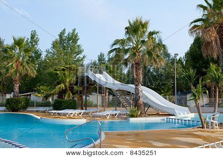 Piscine avec toboggans