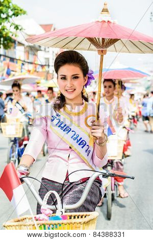 Chiang Mai, Thailand-january 17 : 32Th Anniversary Bosang Umbrella Festival,women In Traditional Cos