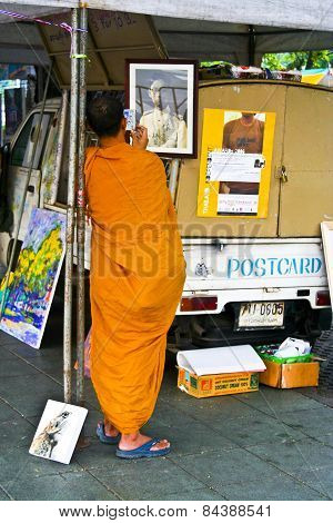 Monk Takes A Picture Of King Bumiphol