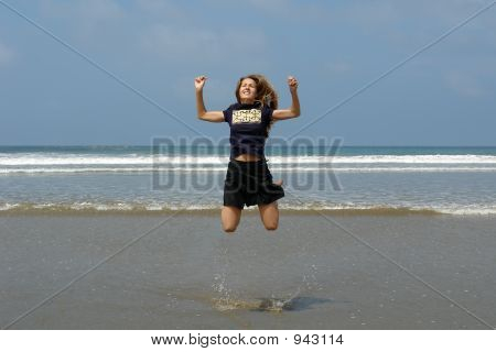 해변에서 여자 점프