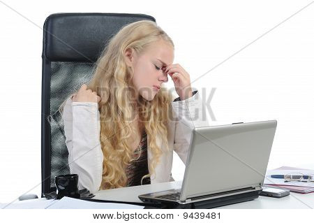 Ragazza piangeva In ufficio.
