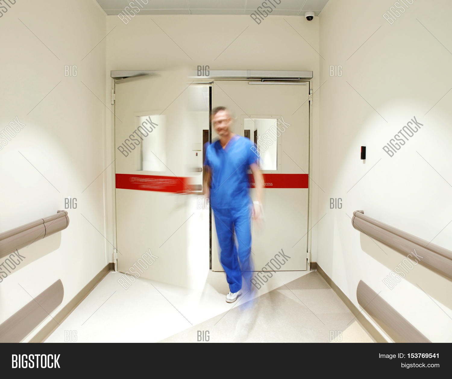 Фотография мужчина выходит из кабинета. Не открыл дверь врачу. Дверь в больнице. Работник рисунок. Открывает дверь с ноги.