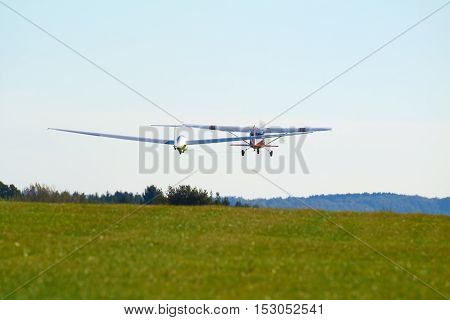 A sailplane in front of a blue sky glides through the air without its own motor drive.