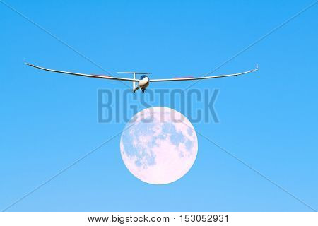 A sailplane in front of a blue sky glides through the air without its own motor drive.
