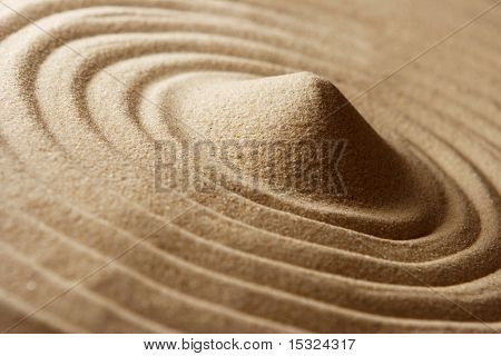Tas de sable sur le sable ratissé