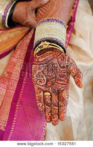 Brudens hand med henna och bangles