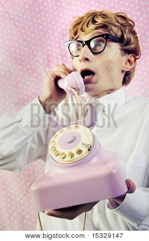 Roztomilý blbeček klábosení na telefonu - tentokrát trochu šokoval