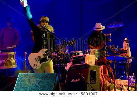 Uma guitarrista de uma banda popular brasileira