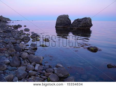 2 つの石の海の夕日