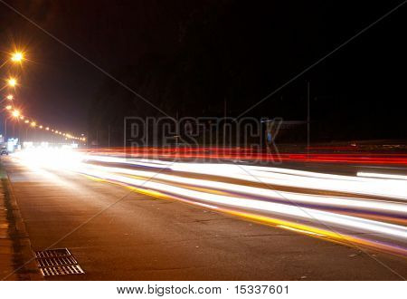 Světla auta na dálnici v noci