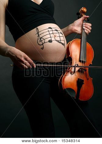 Těhotná žena s housle
