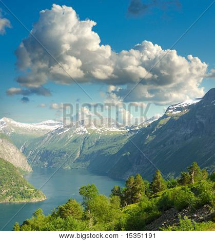 Zomer landschap. Blauwe hemel, de bergen en de fjord