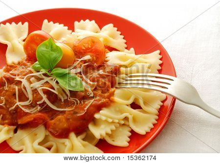 빨간 접시에 Farfalle