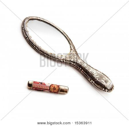 Specchio vintage argento e rossetto, isolato su sfondo bianco