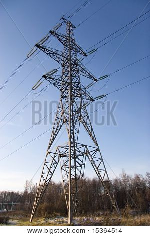 Power line og blå himmel.