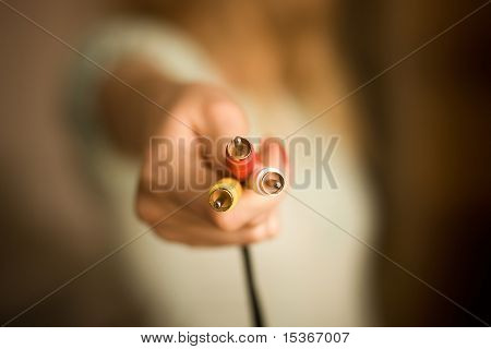 Kvinde hånd med stik. Lavt DOF.