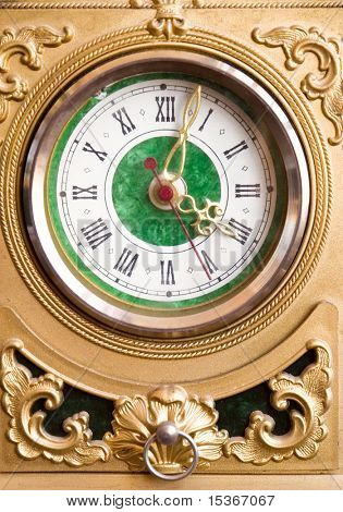 Antiguo reloj goldish. Vista frontal.