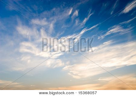 Blå og rød himmel. Høj kontrast skyer.