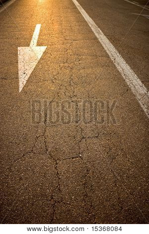 Strada con luce rossa al tramonto. Ampio angolo di visualizzazione.