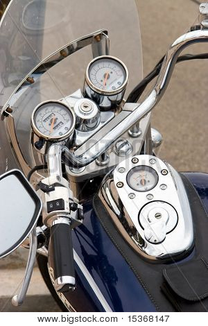Detailní pohled na motocyklu. Chromované části.