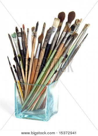 Pincéis do artista no vidro isolado no branco