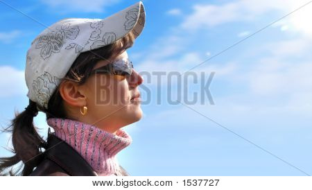 Dívka na pozadí oblohy