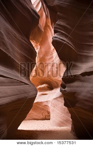 mezzogiorno leggero nel canyon di arenaria famosa