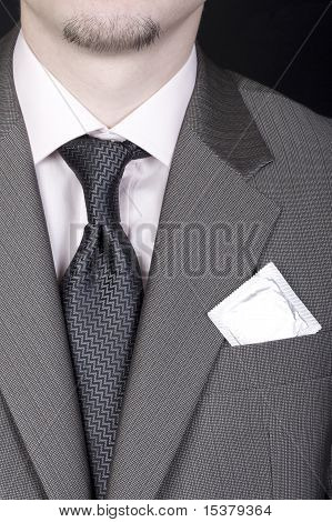 주머니에 콘돔과 비즈니스 정장에 젊은 남자
