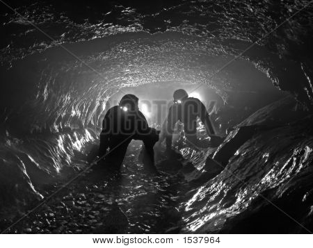 Cavers สองในเส้นทางที่สวยงาม