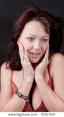 她的手臂上的一只手镯的黑发女人的肖像