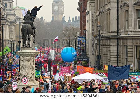 London März 26: Demonstranten März nach unten Whitehall gegen öffentliche Ausgaben Schnitte in einer Rallye-Mar