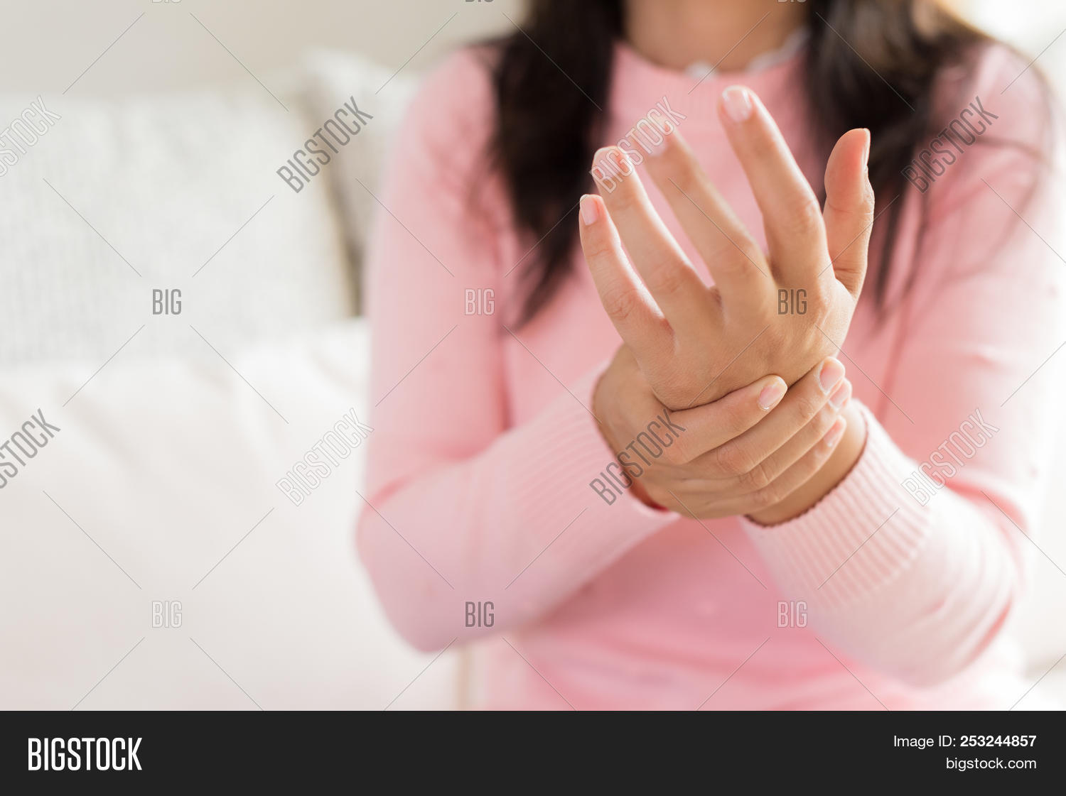 She held her hands. большие женские ладони. She held her hands. She held her hands. фотограф ева арнольд.