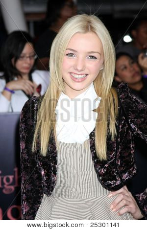 LOS ANGELES - 14 nov: Peyton รายการมาถึงที่หมาย 