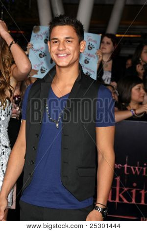 LOS ANGELES - NOV 14: Bronson Pelletier arriva presso il 